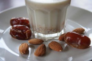 Milk with almonds and dates